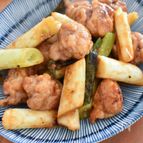 ご飯がすすむ♪豚こまボールと白ネギのさっぱりコクうま炒め