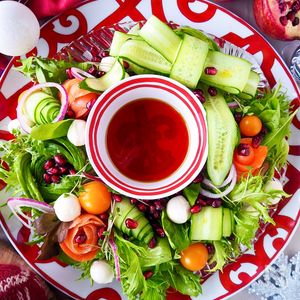 赤い宝石キラキラ】X'masリースサラダざくろドレッシング | レシピ