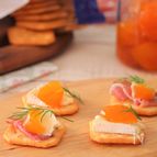 金柑の甘露煮とチーズのカナッペ