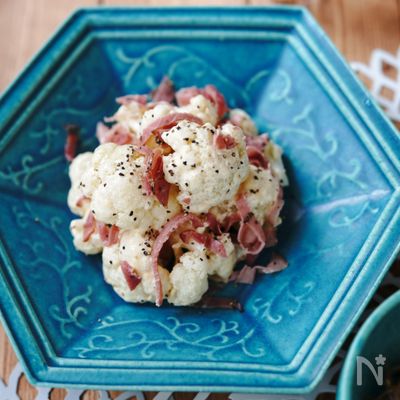 カリフラワーとビーフパストラミの味噌マヨサラダ