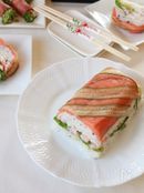 スモークサーモンのケーキ寿司