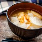 白だしで簡単！レンジで作る大根と油揚げの味噌汁