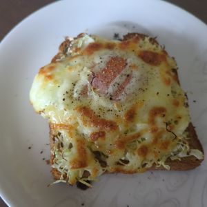 たりおの作ってみた!投稿(キャベツたっぷり目玉焼きトースト)