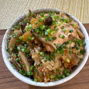 楽ラク手抜キッチン🐶🐾の作ってみた!投稿(500万再生【きのこと鮭バター炊き込みご飯】)