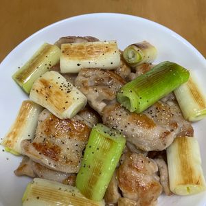 りょうこの作ってみた!投稿(ワンパン10分！【鶏むね肉と長ねぎの旨塩焼き鳥】胡麻油香る♩)