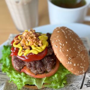 Tsuneaki Okadaの作ってみた!投稿(市販のバンズで本格ハンバーガー！パテは塩こしょうで焼くだけ！)