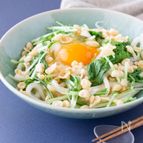 簡単ランチ♪天かすと水菜の釜玉うどん