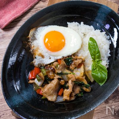 ごはんが進むアジア飯『豚バラ肉で作るガパオライス』