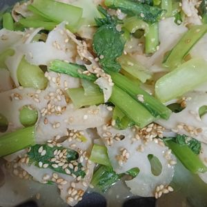 ぽぽペの作ってみた!投稿(ワンパンで簡単！【小松菜と蓮根のごま味噌炒め】ご飯が進む)