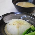 『まるごと新玉ねぎの　甘麹みそソース添え』
