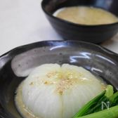 『まるごと新玉ねぎの　甘麹みそソース添え』