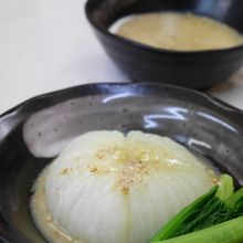 『まるごと新玉ねぎの　甘麹みそソース添え』