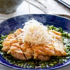 にらソースで食欲倍増！香りと音♫が楽しい鶏肉の香味焼き