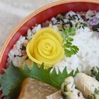 お弁当に〜♪たくあんでバラ飾り