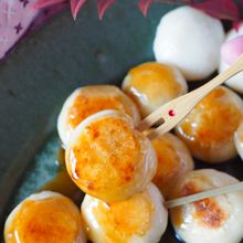 【材料は豆腐と粉】ふわふわモチモチ甘辛タレの焼きみたらし団子