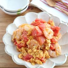 ごはんがすすむ!えびとトマトの卵とじ