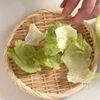 【豚こまレタススープ】包丁、まな板不要で簡単!の工程1