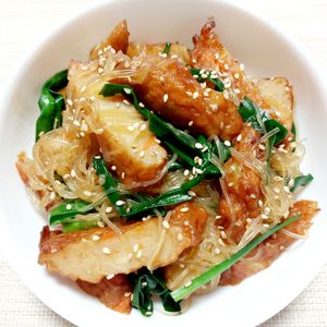 よっこの作ってみた!投稿(ワンパン10分！【さつま揚×春雨のチャプチェ風】別茹で不要♪)