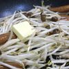 もやしとウインナー、ブナシメジのガリバタ醬油炒めの工程2