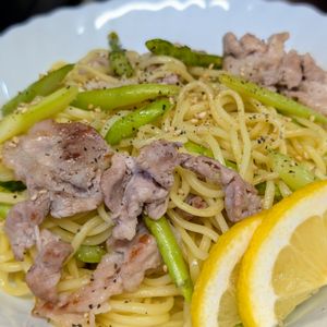 まゆのの作ってみた!投稿(【豚バラとアスパラの塩焼きそば】レモンでさっぱり爽快♡)