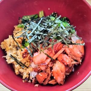 和音の作ってみた!投稿(お肉好きの夫が喜ぶお魚ごはん♡『焼き鮭と小松菜と卵の三色丼』)
