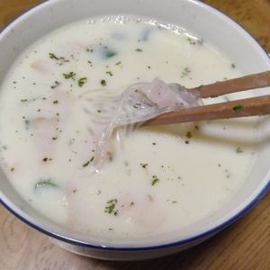 ももの作ってみた!投稿(カップに入れてチン！「ほうれん草とベーコンの豆乳春雨スープ」)