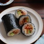 切ってラップで巻くだけ。アボカドキムチーズ納豆巻きずし　
