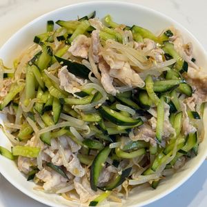 のんの作ってみた!投稿(しっとり茹で豚♡【もやしときゅうりのサラダ豚しゃぶ】)
