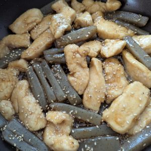 ふぃーみの作ってみた!投稿(【ご飯おかわり♡】鶏むねとこんにゃくのごま照り#節約おかず)