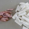 【材料2つで簡単】ウインナーと大根の麺つゆ炒めの工程1