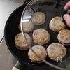 【甘辛味でご飯進む！】ふわふわ豚つくねのレンコン挟みバーグの工程3