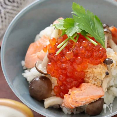 【鮭とイクラとしめじの炊き込みご飯】