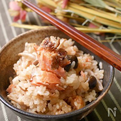 サクサク香ばしい!一味違う!鮭としめじの炊き込みご飯!