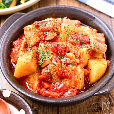 【豚じゃがトマト煮】簡単2ステップ!煮るだけで絶品おかず♡