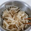 【3分で完成】あと1品に便利！大根と海苔のコク旨サラダの工程2