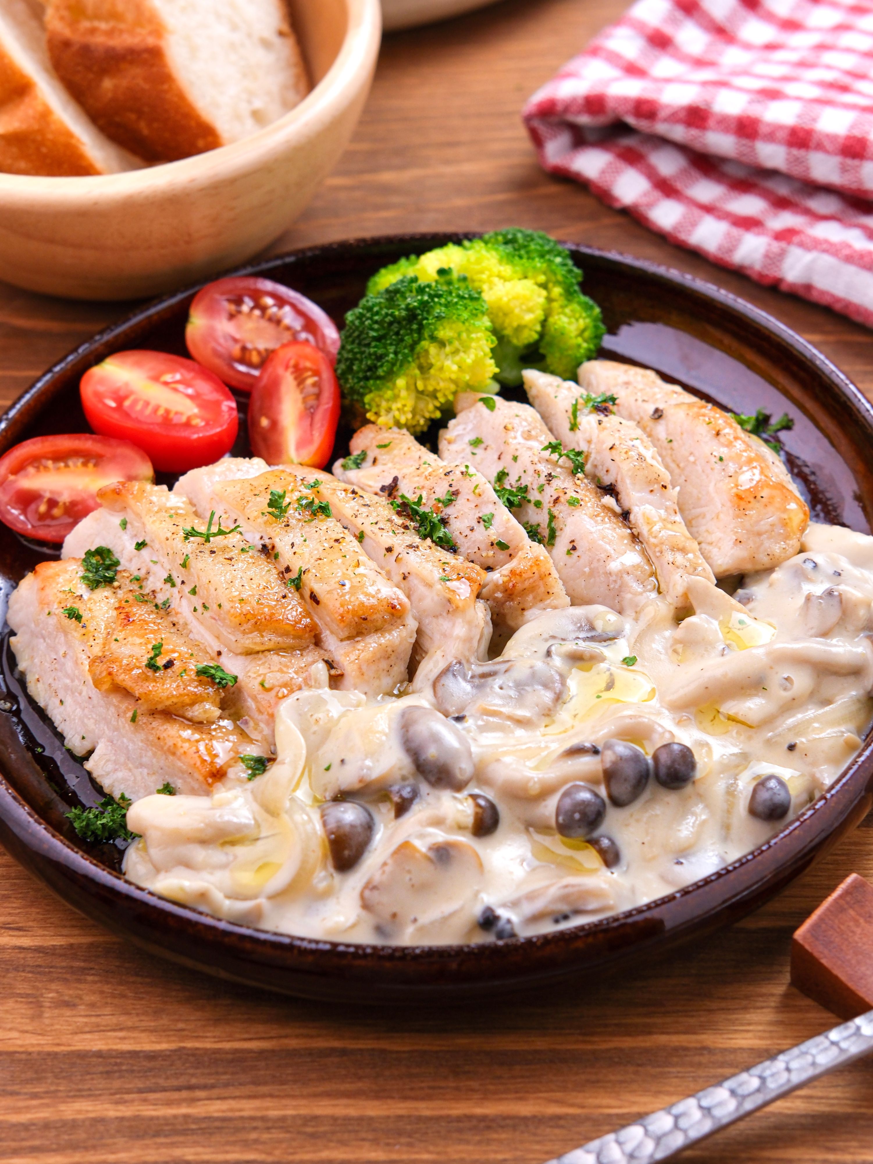 きのこソースのチキンステーキ