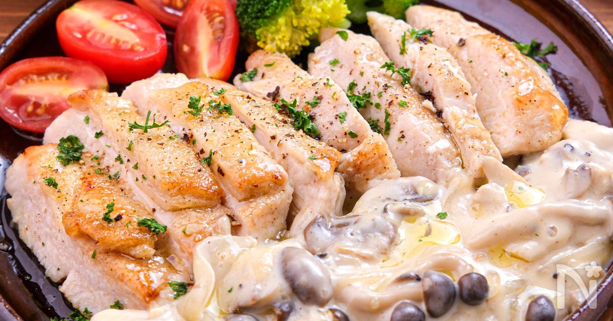 【きのこソースのチキンステーキ】鶏むね肉がしっとり柔らか！