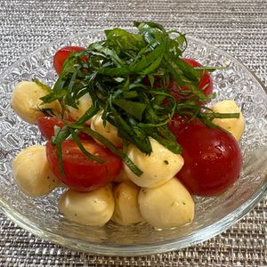 楽ラク手抜キッチン🐶🐾の作ってみた!投稿(爆速３分副菜♪【トマトとモッツァレラチーズの和風サラダ】)