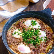 フライパンで熱々を食卓に!牛すきの落としたまご煮