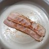 お手軽ごちそう♪バジル香るベーコンエッグ丼の工程1