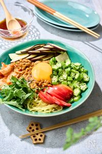夏野菜たっぷり！ねばとろが美味しい！卵かけ冷やし中華