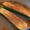 【切って焼くだけ】ジュワッと！ズッキーニのバター醤油ステーキの工程1