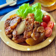 醤油麹だれがとろりと絡む♩こんがり玉ねぎとトンテキ