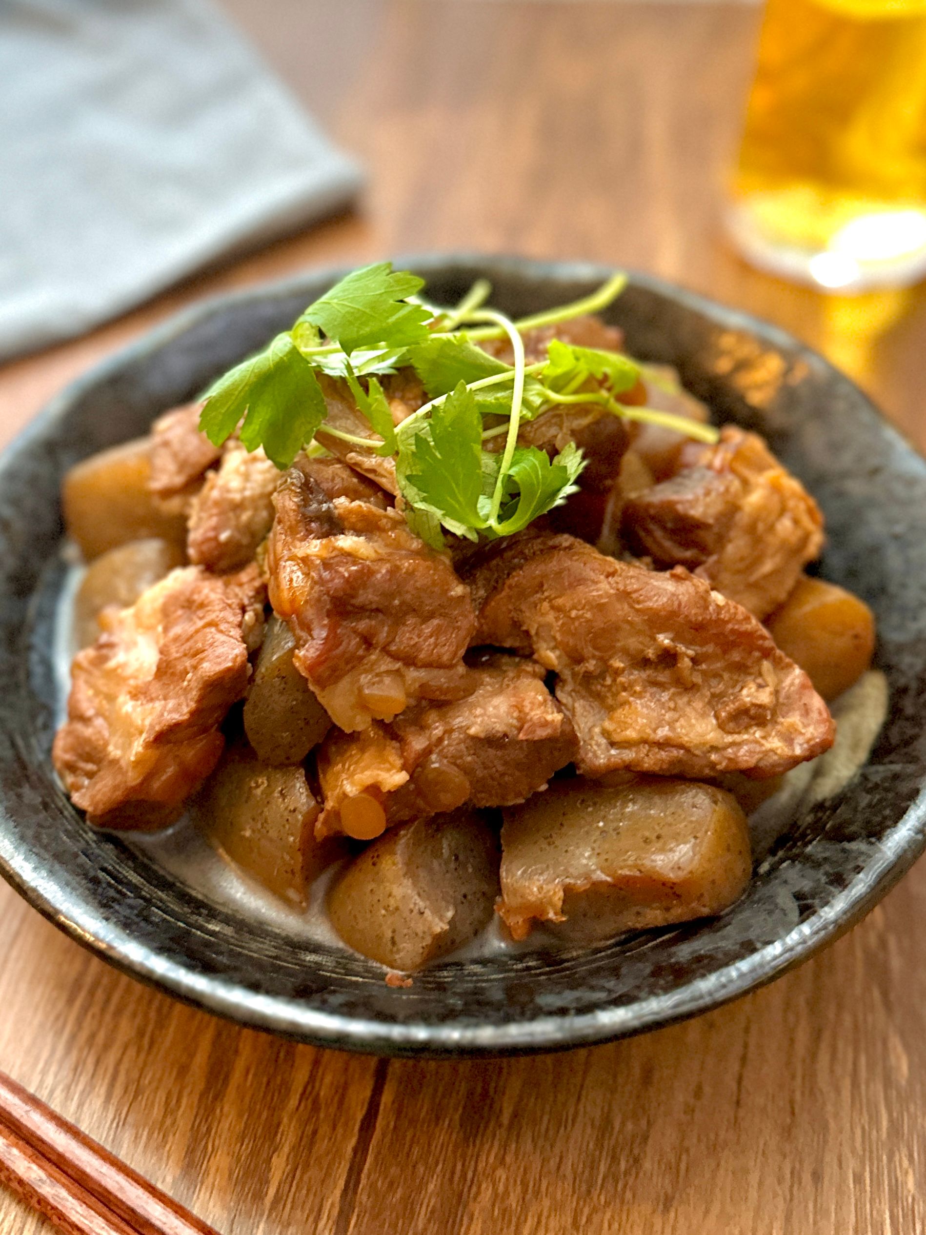 圧力鍋いらず！】豚軟骨とこんにゃくの角煮風 | レシピサイトNadia