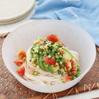 トマトと薬味でさっぱり！【アボカド混ぜそうめん】