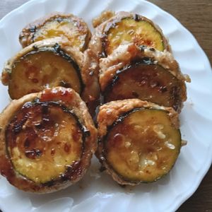 ぽぽペの作ってみた!投稿(一気に巻くので手間なし♪豚巻きズッキーニの甘酢ねぎ照り焼き)
