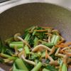 【冷凍作り置き】厚揚げと小松菜のしょうゆ炒めの工程2