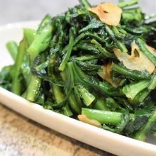 意外な美味しさ！春菊のにんにくたっぷり炒め
