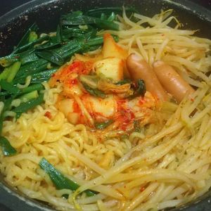 ぴよぴよしぃの作ってみた!投稿(簡単！うまからっ！辛ラーメンで作る「辛プデチゲ」)