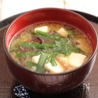 ニラと生きくらげのお味噌汁
